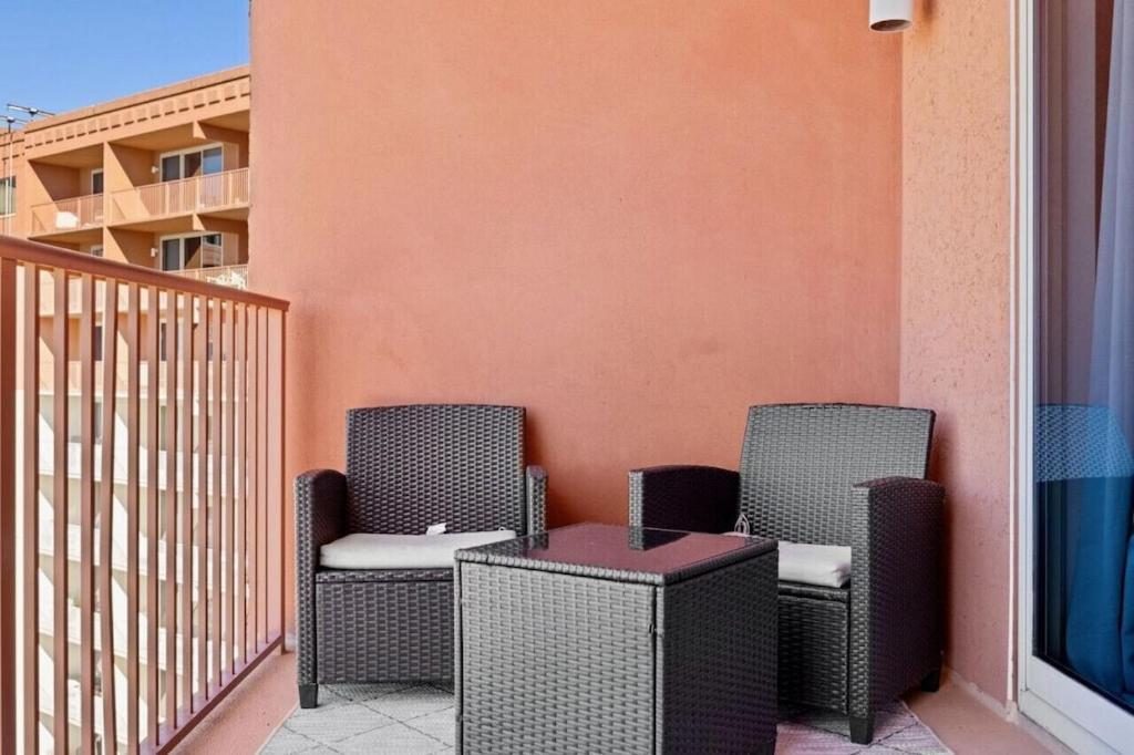 Modern Beachfront On The Sleeps 6! By Dolce Getaways Pcb *