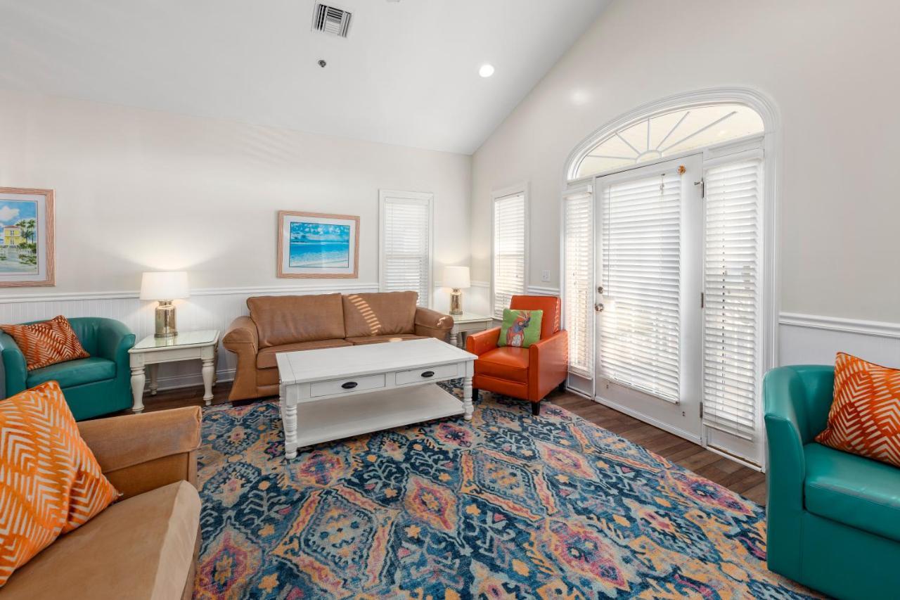 Next To Pier Park! Steps From The Beach! Dog-friendly! Pool! Holiday home Panama City Beach