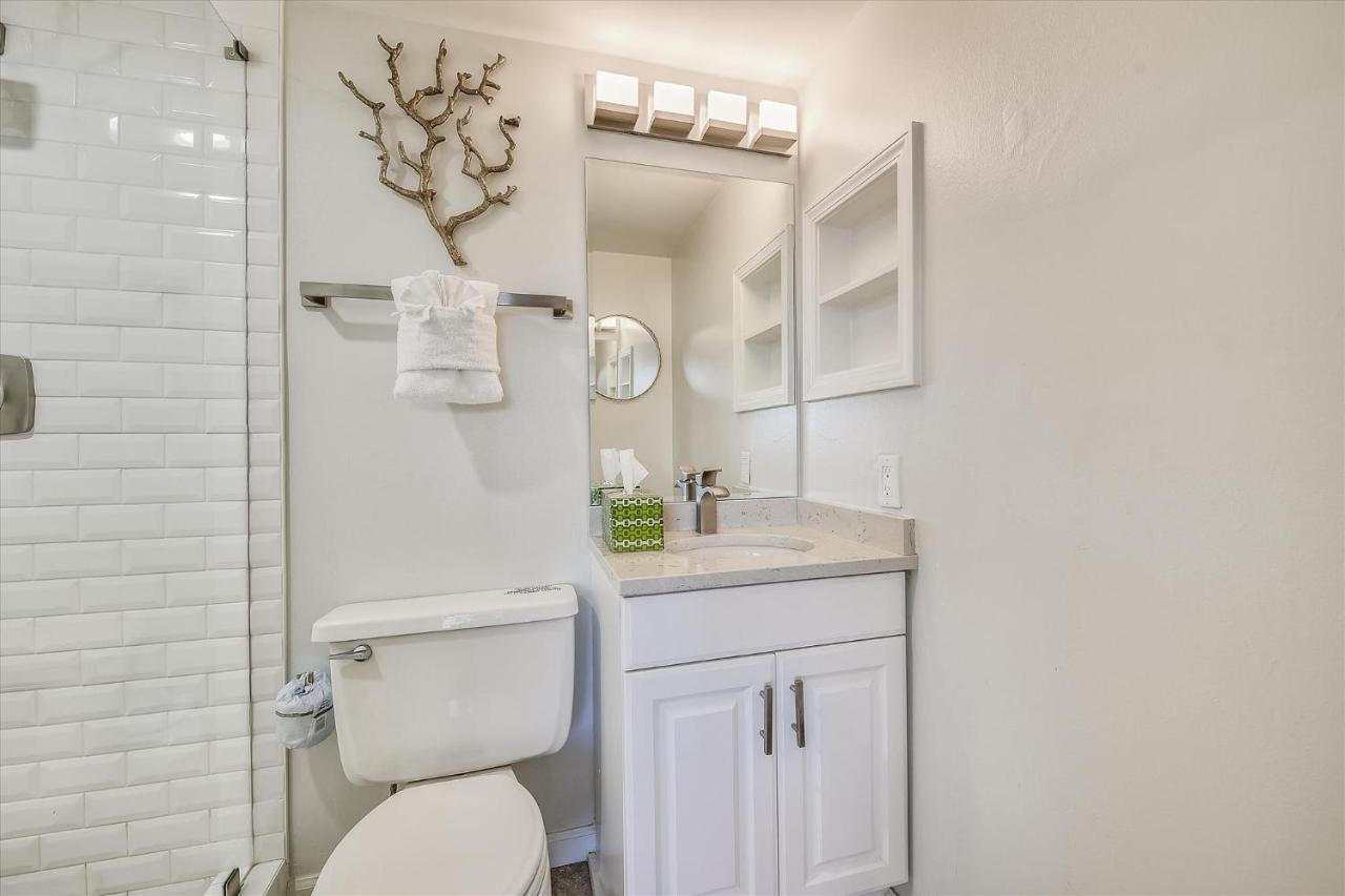 Apartment Pinnacle Port A502 - Updated 3 Bedroom 3 Bathroom Sleeps 8, Free Fun! Boat Ramp Access! *