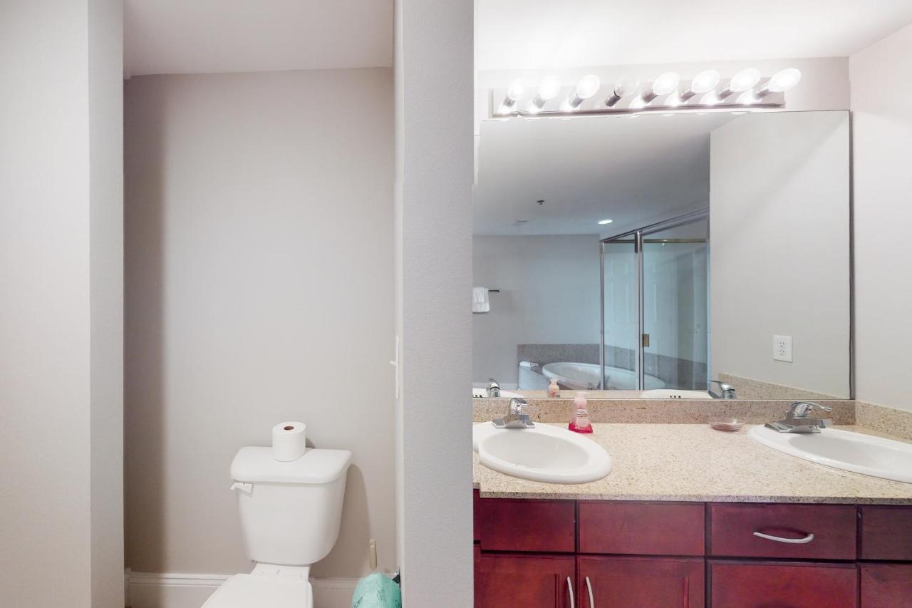 Laketown Wharf 933 *