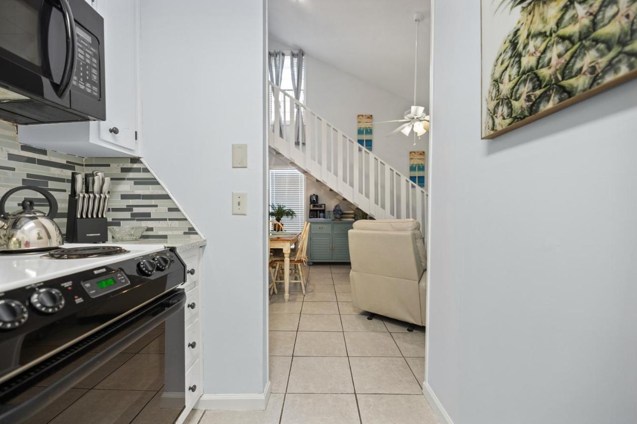 Chic Townhouse Steps To The Outdoor Pools Holiday home Panama City Beach