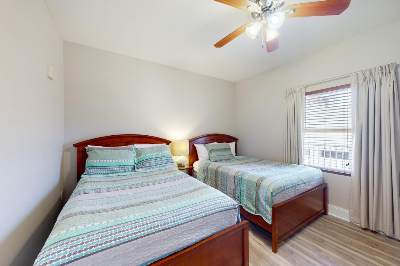 Laketown Wharf 933 *