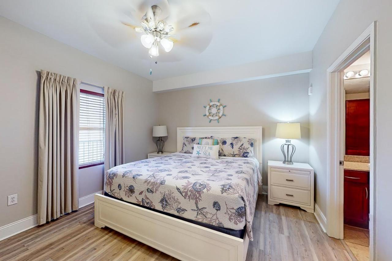 Laketown Wharf 933 *