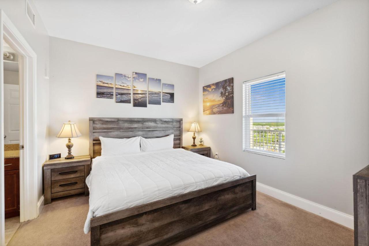 Ocean View 10th Floor At The Laketown Wharf 1004