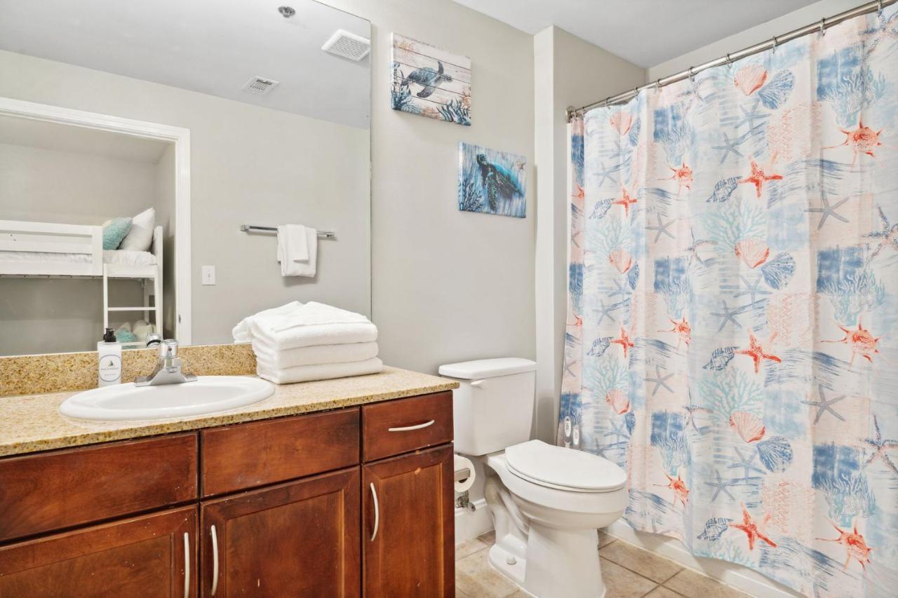 Ocean View 10th Floor At The Laketown Wharf 1004