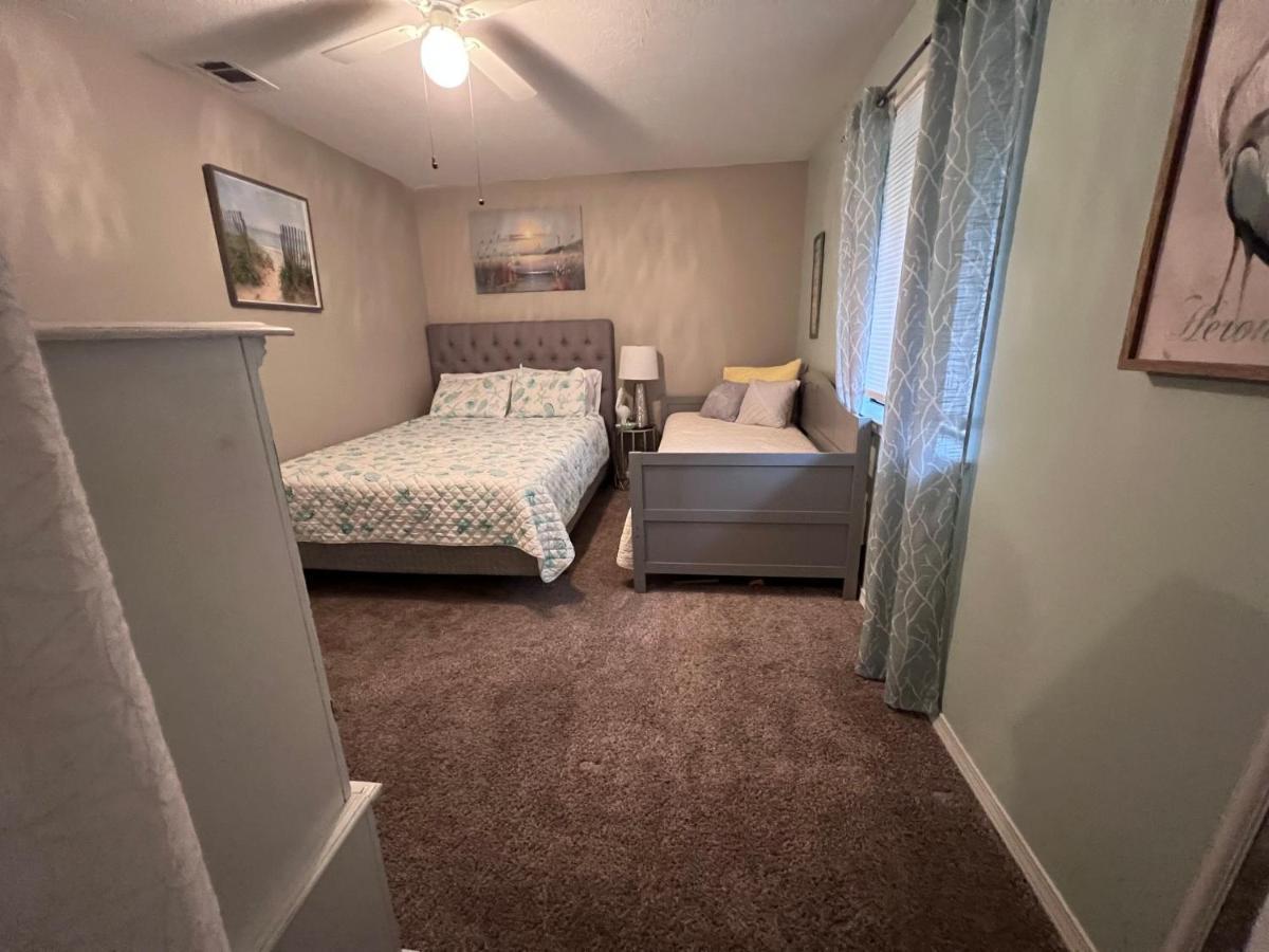 Access Close To Walmart, Bowling,skating And Game Holiday home