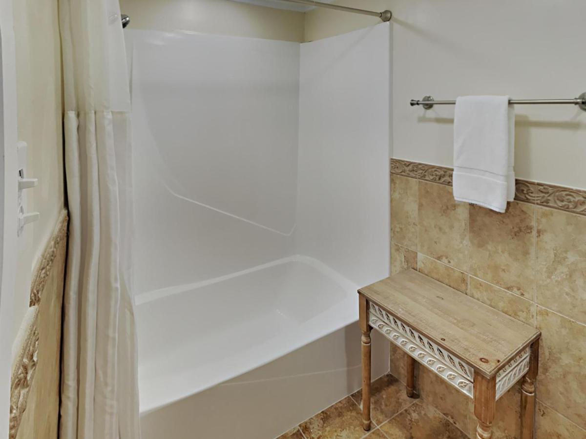 Edgewater Leeward 500 Apartment *