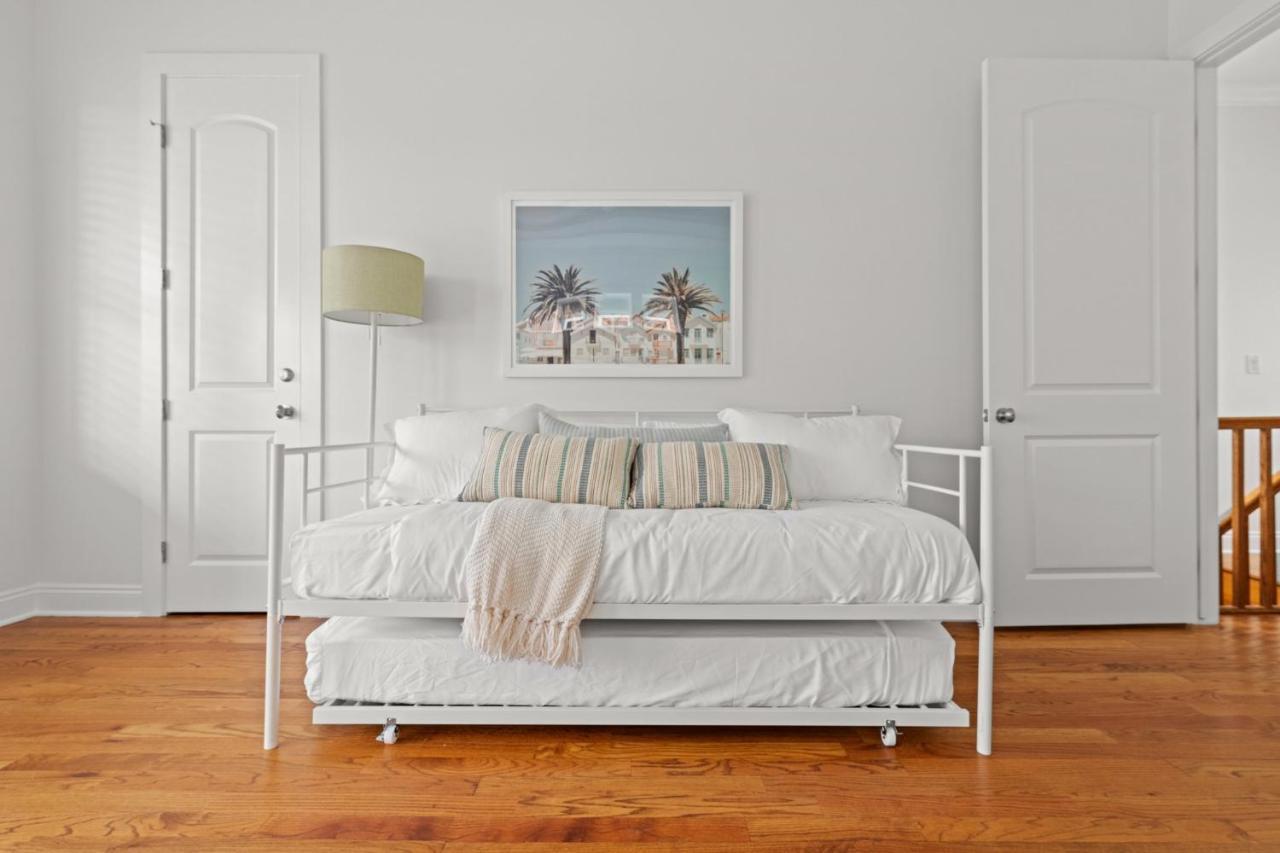 Crescent Moon Palace - A Luxury With Pool, Parking, Just Steps To The