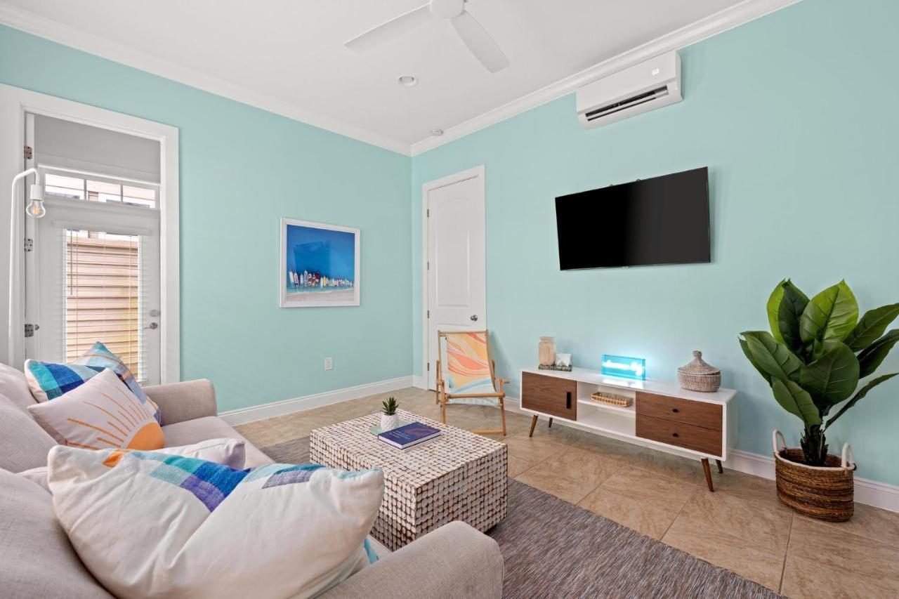Crescent Moon Palace - A Luxury With Pool, Parking, Just Steps To The Villa