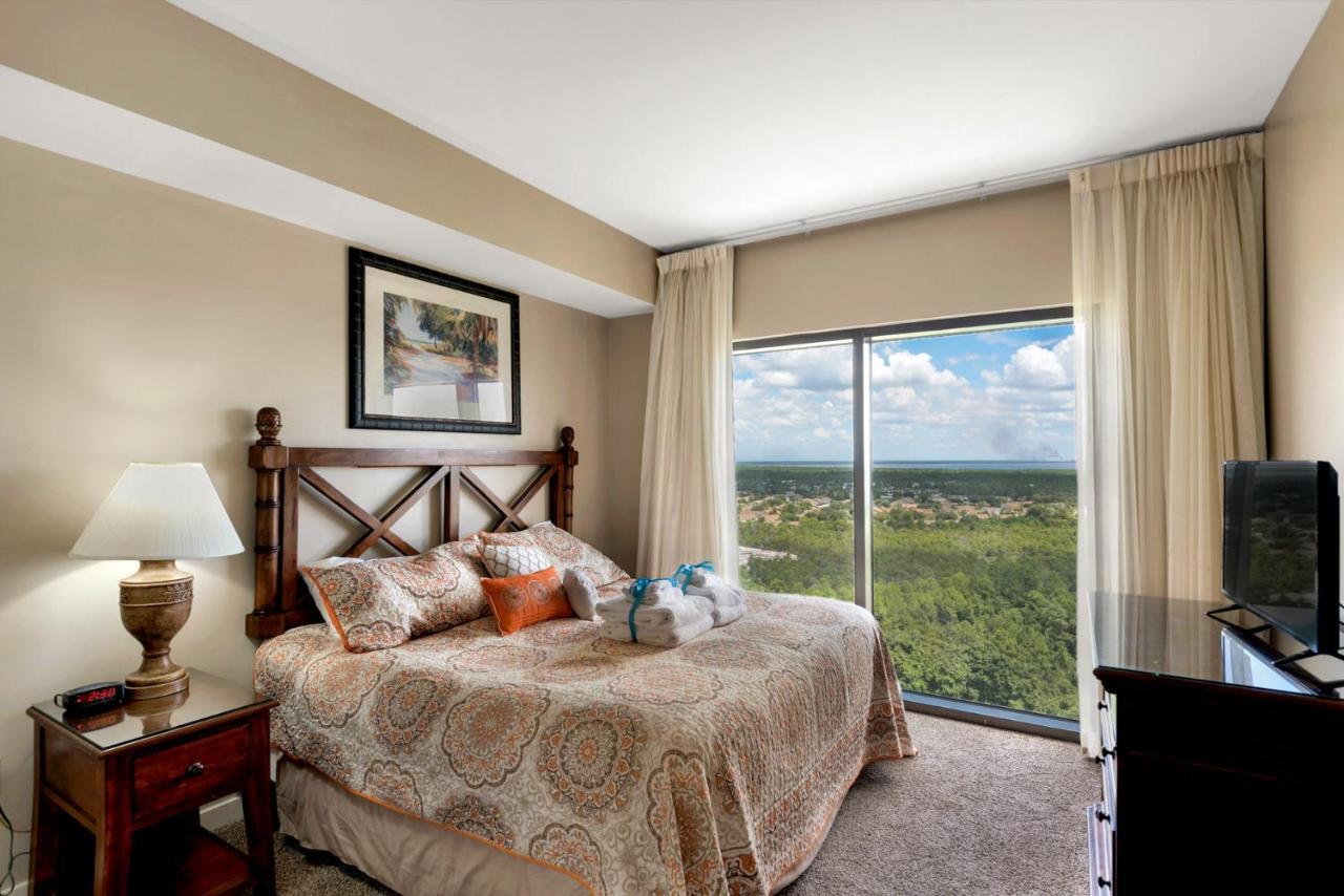 Across From The Beach! Near Pier Park & Dining! Sleeps 6! 2 Bedroom / 2 Ba! Holiday home