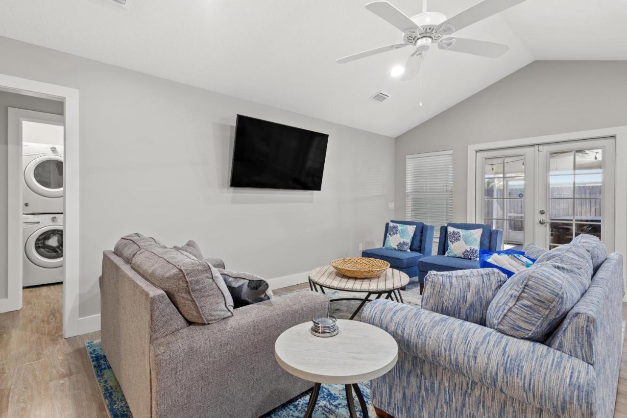 3bd, 2ba Home! Family Friendly! Close To Beach! Hot Tub! *