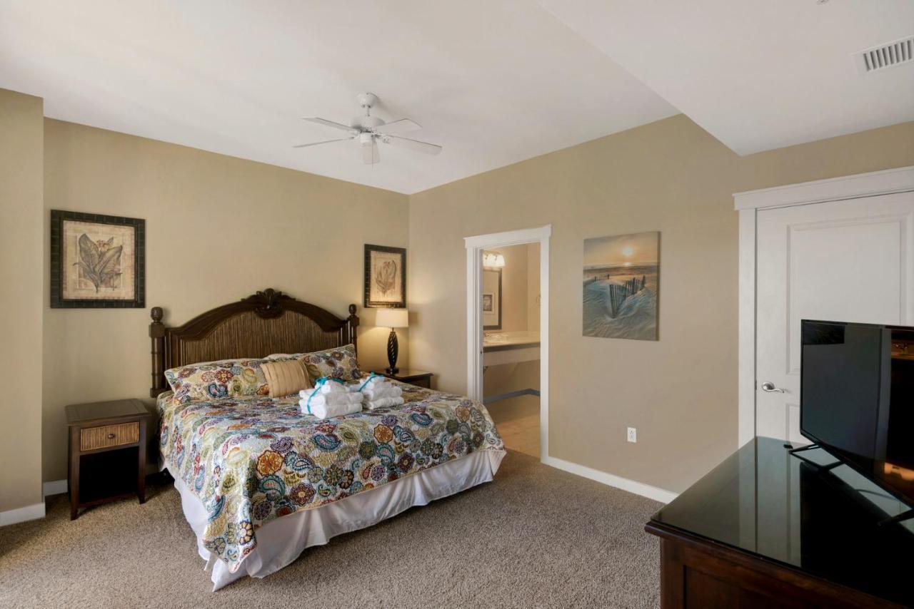 Holiday home Across From The Beach! Near Pier Park & Dining! Sleeps 6! 2 Bedroom / 2 Ba! *