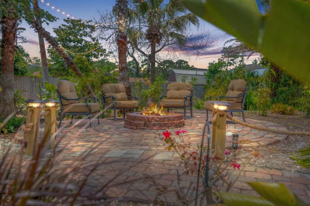Holiday home Get Shipwrecked At This Private Pool With Tiki Bar And Amazing Game