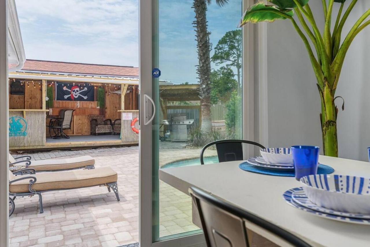 Get Shipwrecked At This Private Pool With Tiki Bar And Amazing Game Holiday home