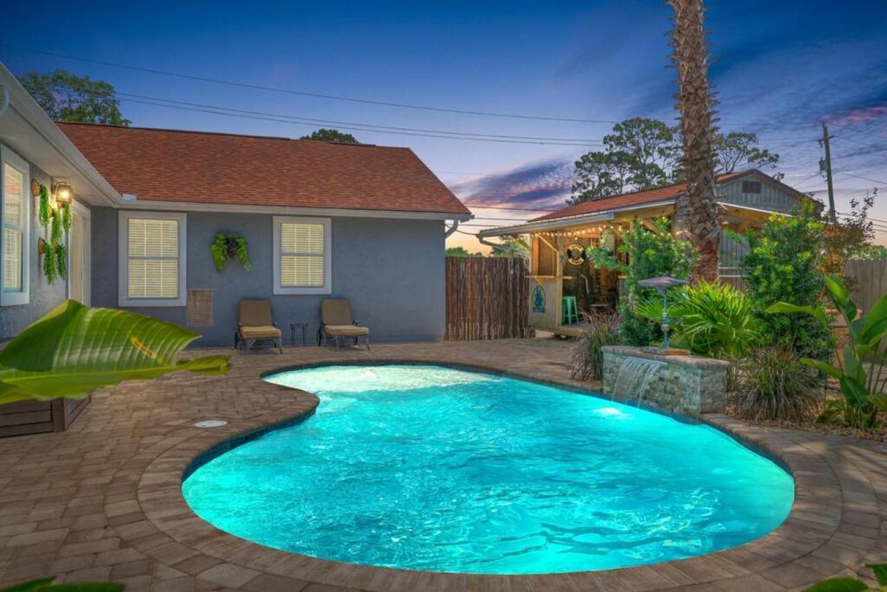 Get Shipwrecked At This Private Pool With Tiki Bar And Amazing Game Holiday home