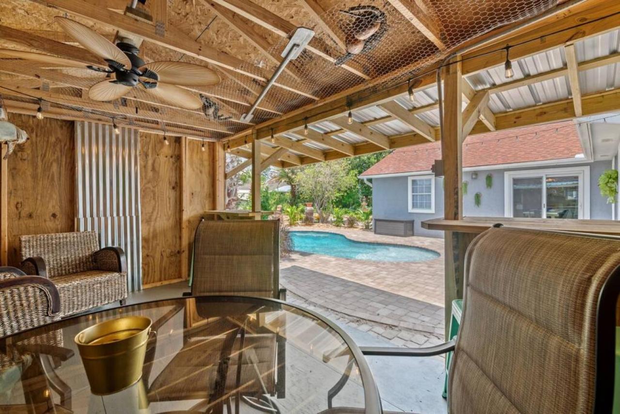 Get Shipwrecked At This Private Pool With Tiki Bar And Amazing Game Holiday home *