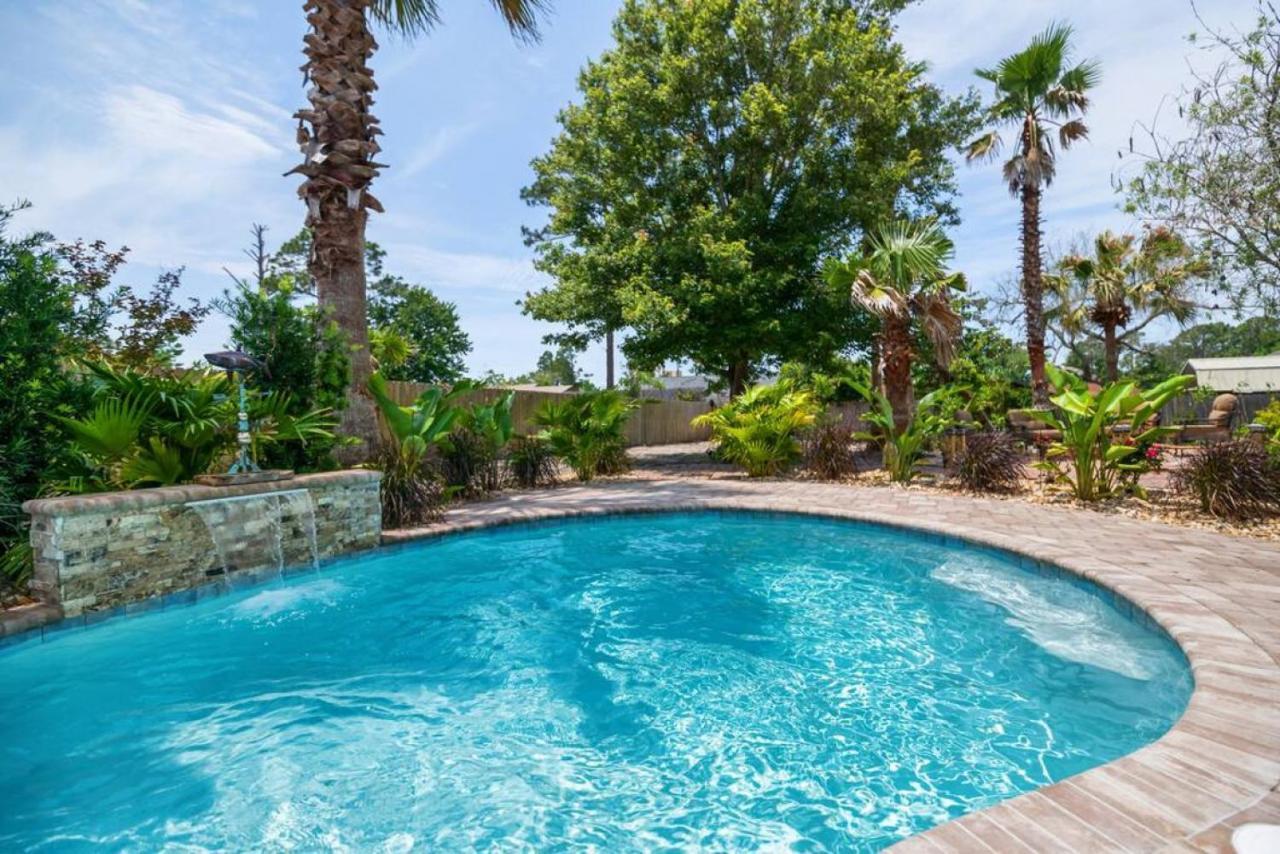 Holiday home Get Shipwrecked At This Private Pool With Tiki Bar And Amazing Game