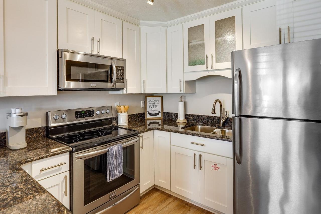 Charming Pcb With Balcony Walk To Beach! Apartment *
