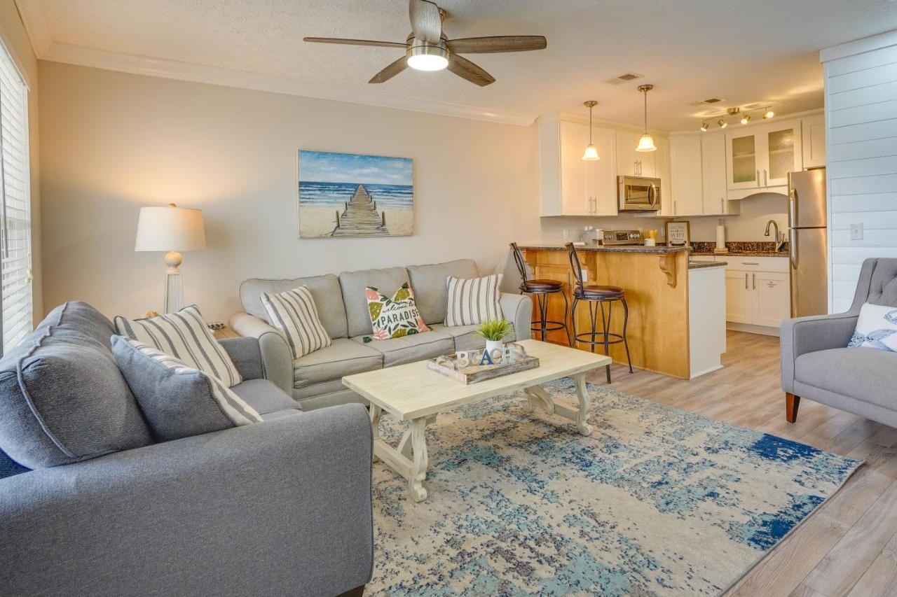 Charming Pcb With Balcony Walk To Beach! Apartment