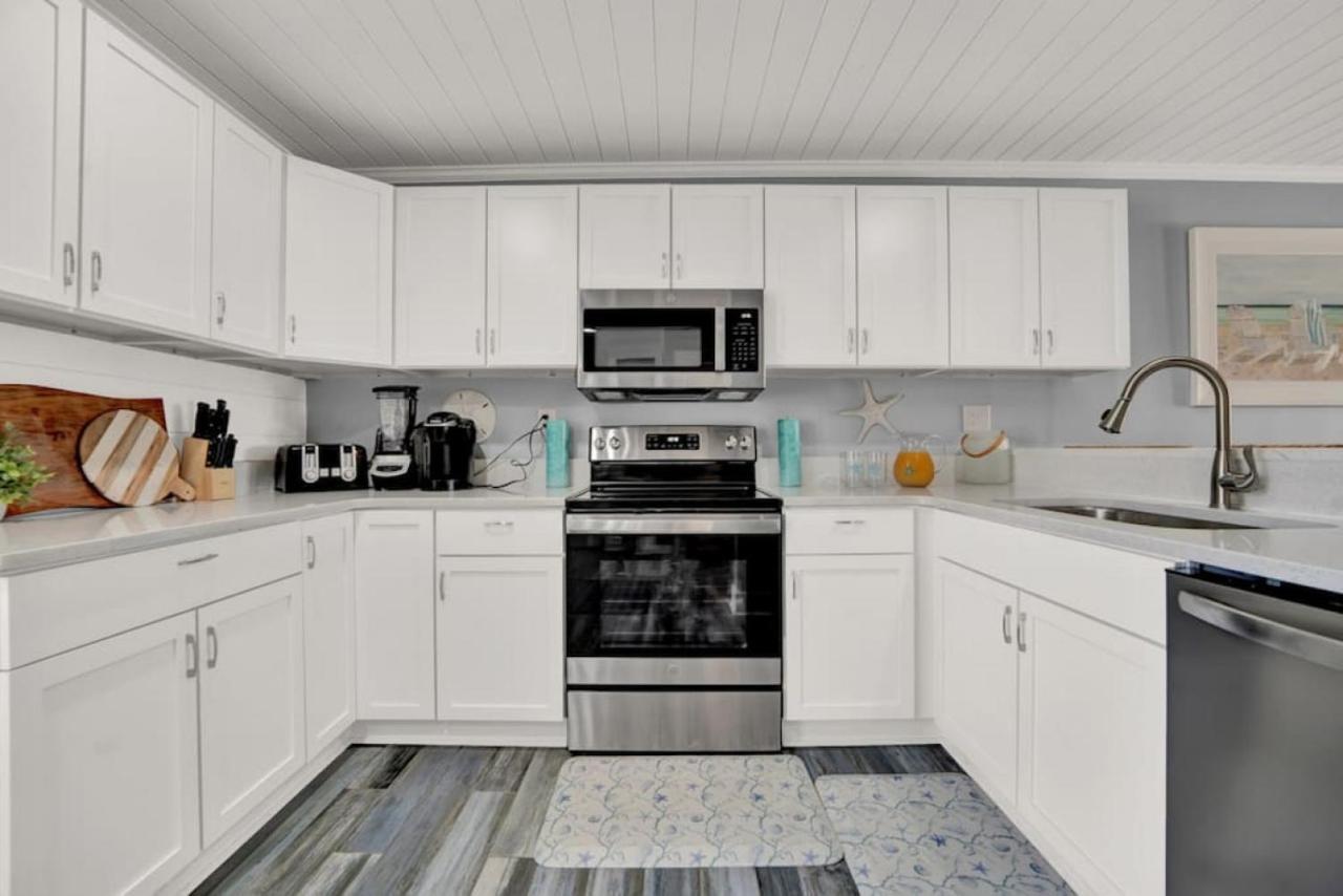 Dog Friendly 2 Bedroom Townhome With Hot Tub And Walking Distance To