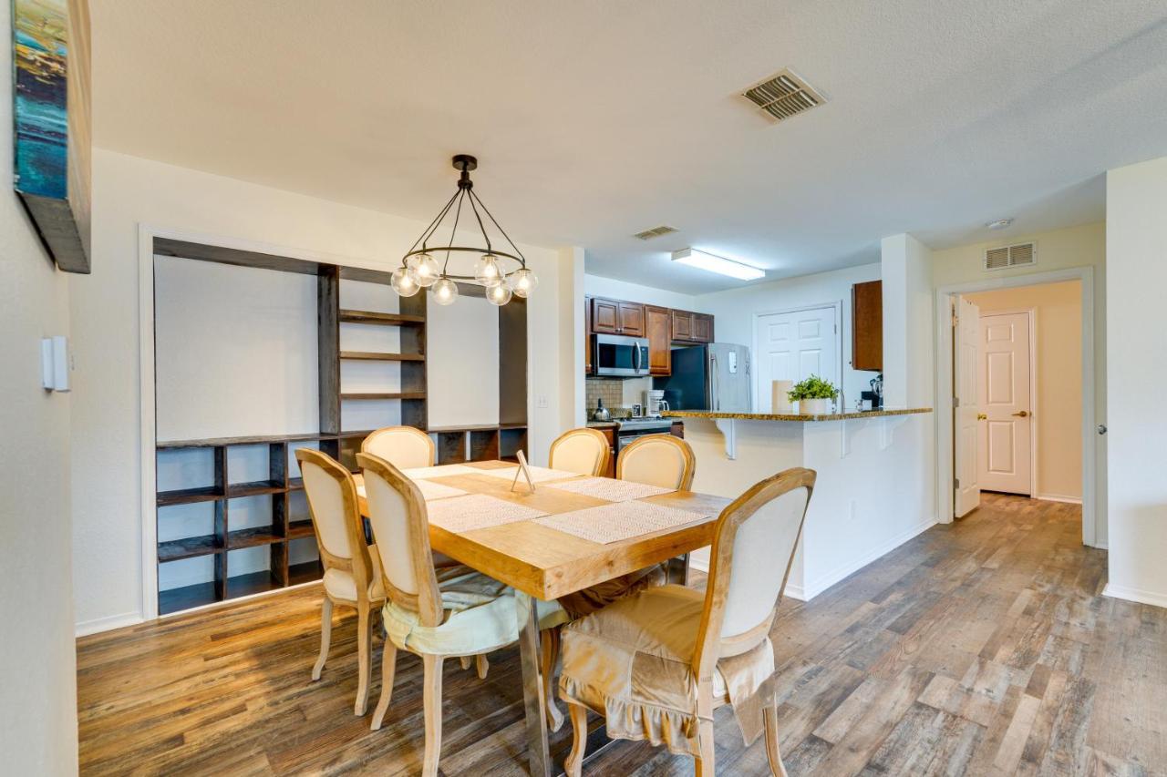 Pcb With Pool Access 1 Mi To Beach! Apartment