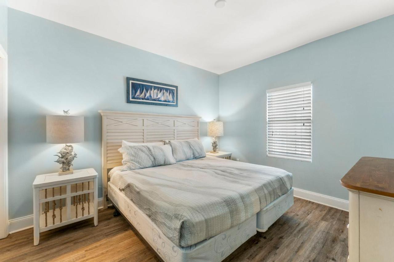 Laketown Wharf 1729 Apartment *