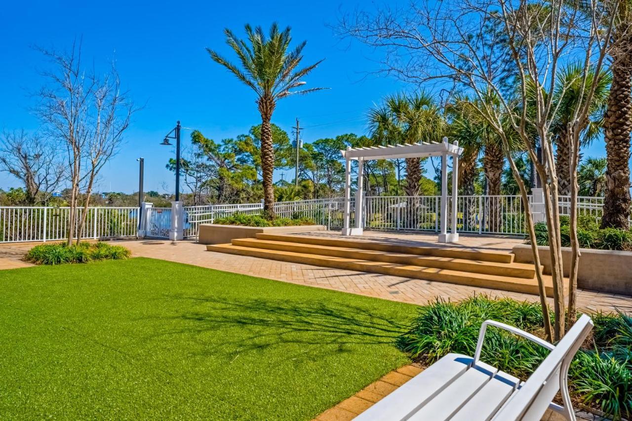 Laketown Wharf 637 - Tropical Vibes