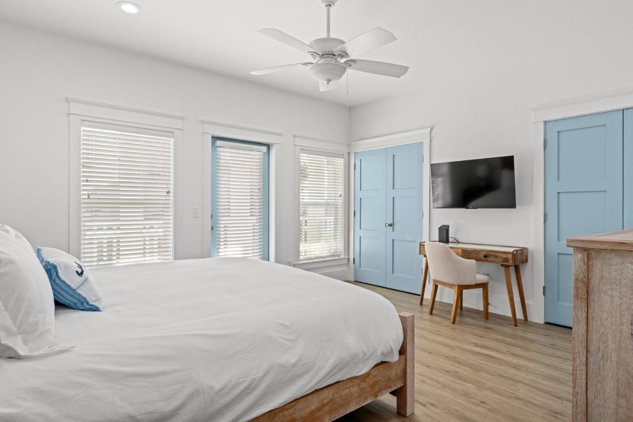 Spectacular 3br 4ba W/ Private Pool, 2 Min Walk To - Sleeps 15! *