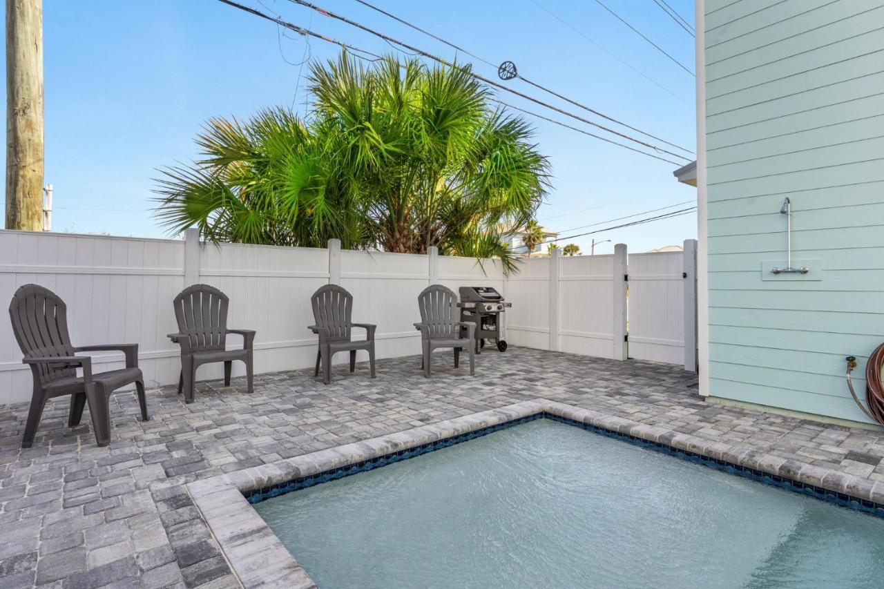 Spectacular 3br 4ba W/ Private Pool, 2 Min Walk To - Sleeps 15! Holiday home