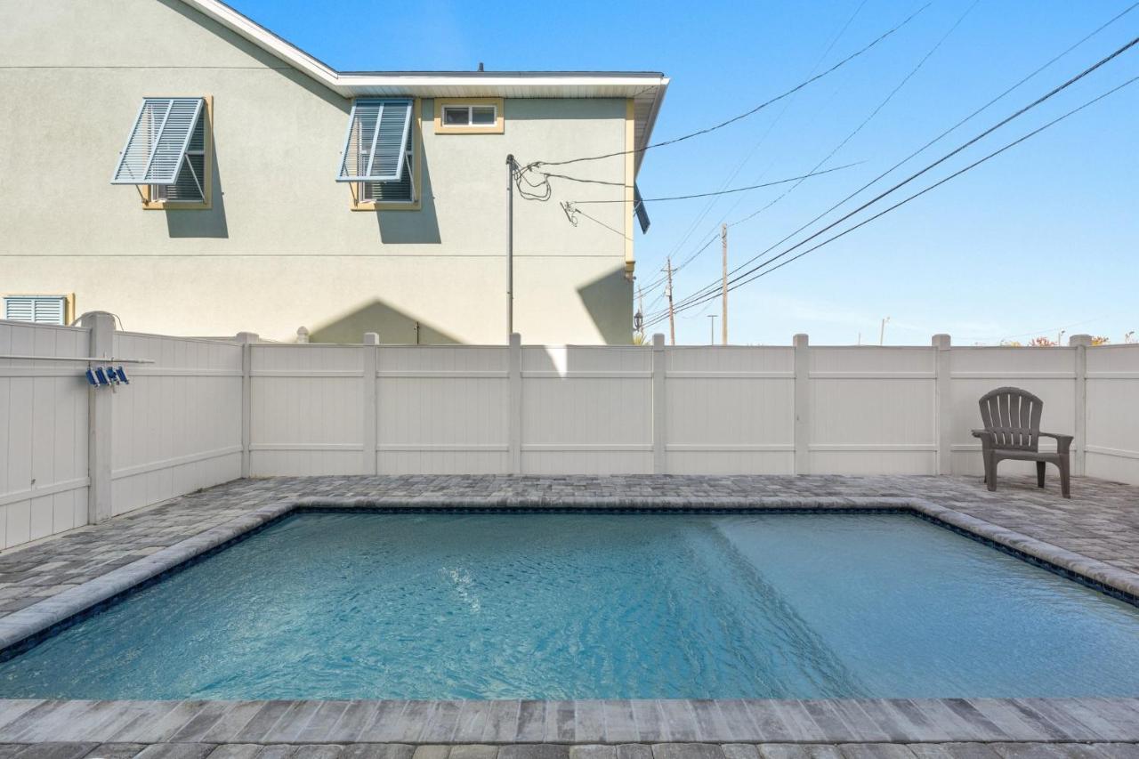 Holiday home Spectacular 3br 4ba W/ Private Pool, 2 Min Walk To - Sleeps 15! *