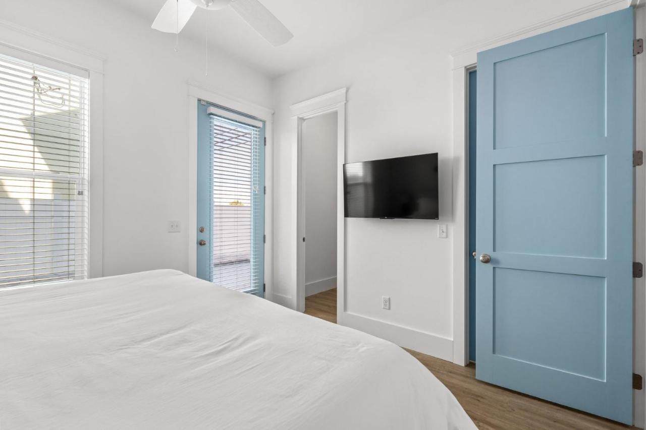 Spectacular 3br 4ba W/ Private Pool, 2 Min Walk To - Sleeps 15!