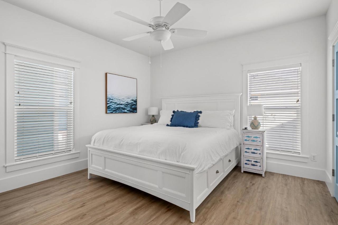 Holiday home Spectacular 3br 4ba W/ Private Pool, 2 Min Walk To - Sleeps 15!