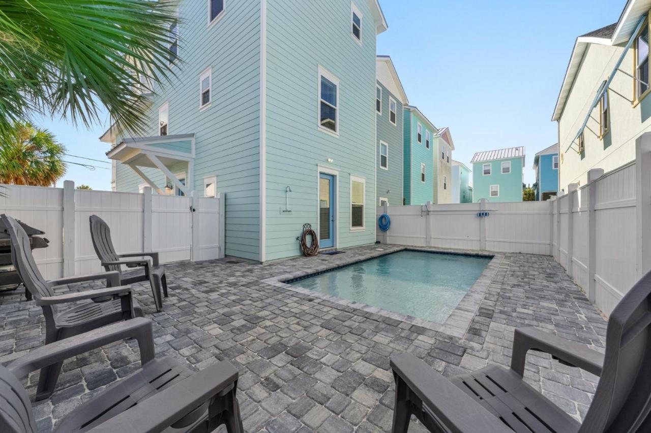 Spectacular 3br 4ba W/ Private Pool, 2 Min Walk To - Sleeps 15! Holiday home