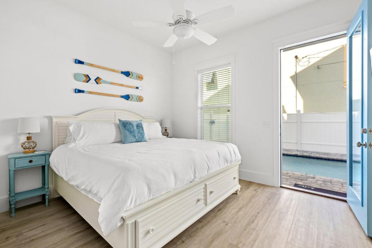 Spectacular 3br 4ba W/ Private Pool, 2 Min Walk To - Sleeps 15! *