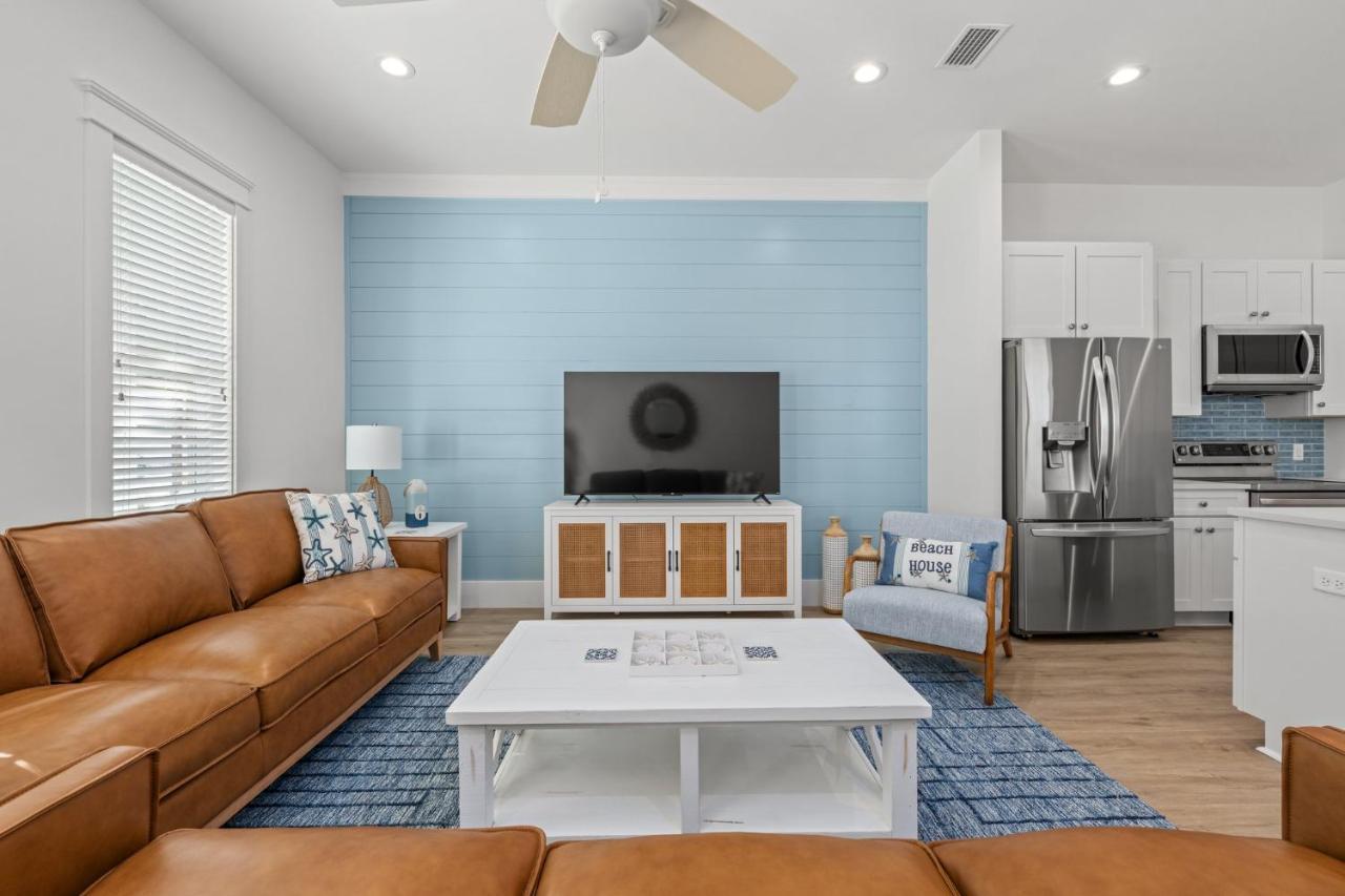 Holiday home Spectacular 3br 4ba W/ Private Pool, 2 Min Walk To - Sleeps 15! *