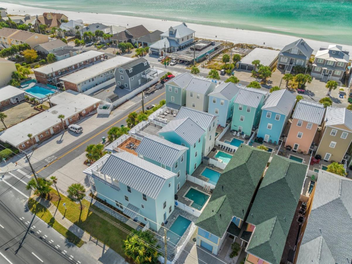 Spectacular 3br 4ba W/ Private Pool, 2 Min Walk To - Sleeps 15! Holiday home