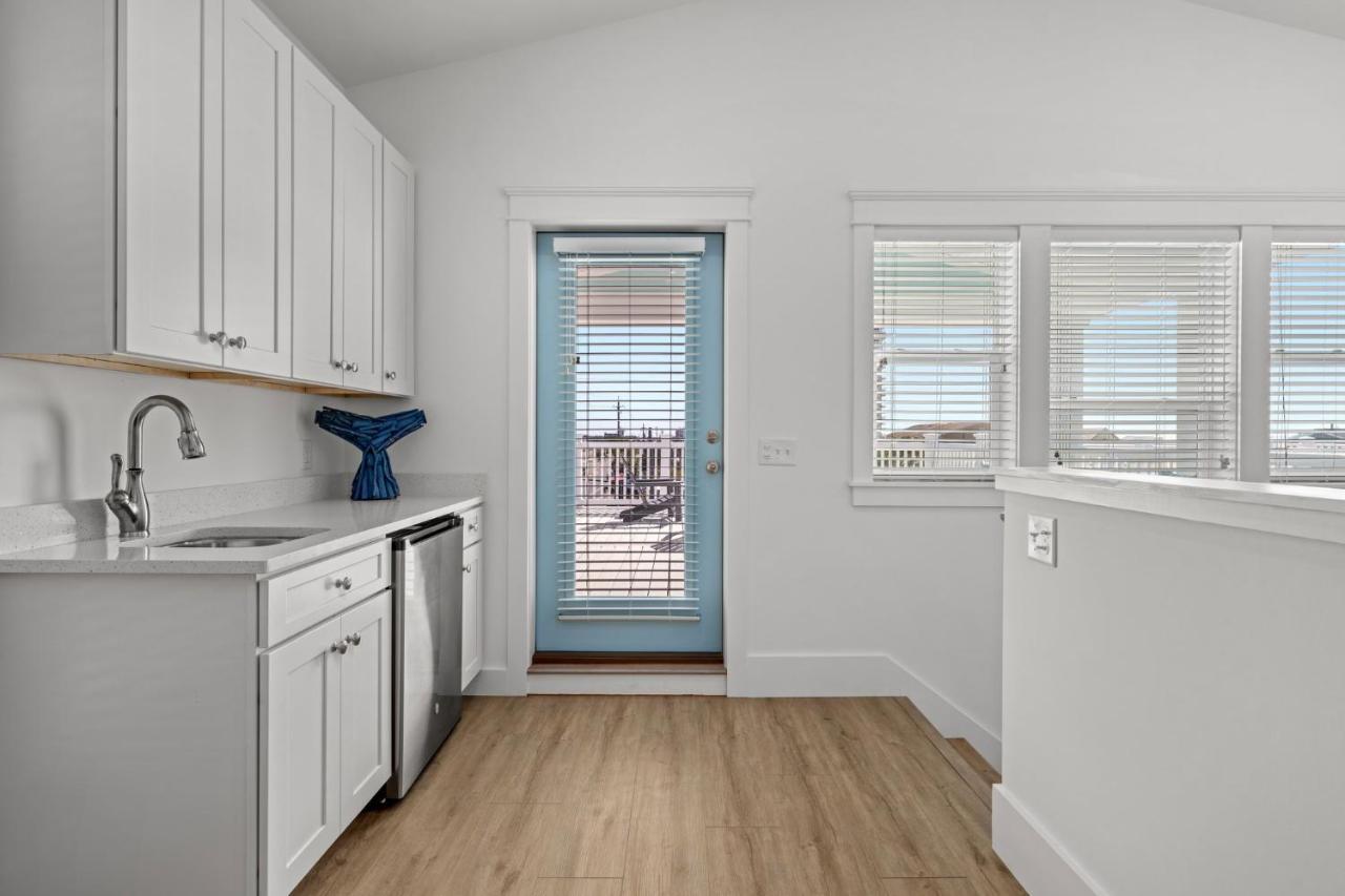 Spectacular 3br 4ba W/ Private Pool, 2 Min Walk To - Sleeps 15! Holiday home Panama City Beach