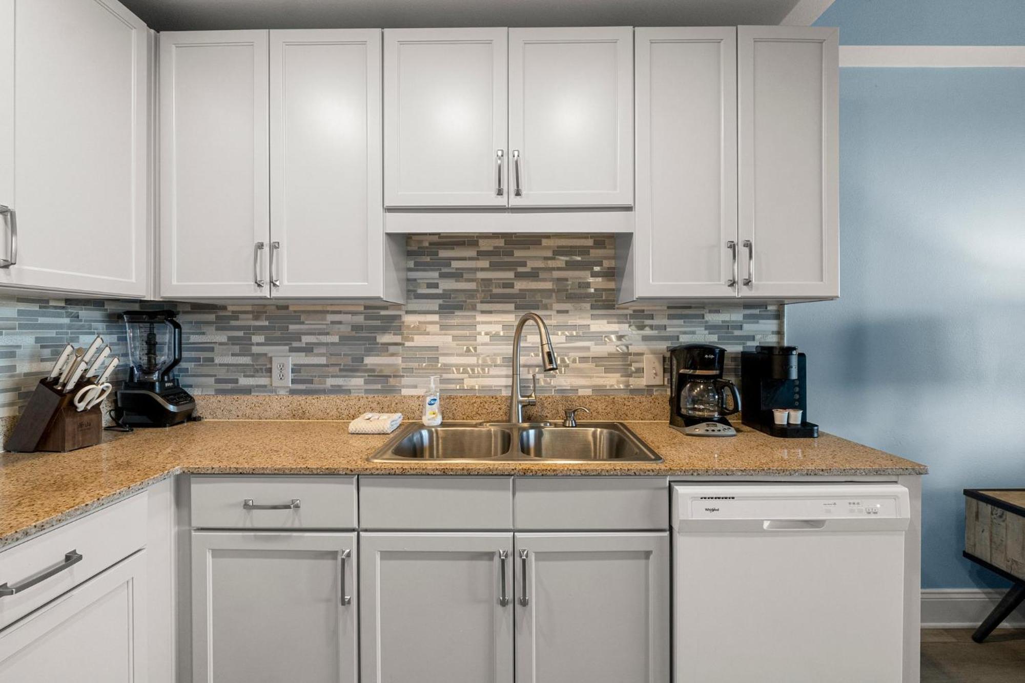 Lovely Floor Condo! Just Steps To The & Restaurants! By Dolce Getaways Pcb Apartment