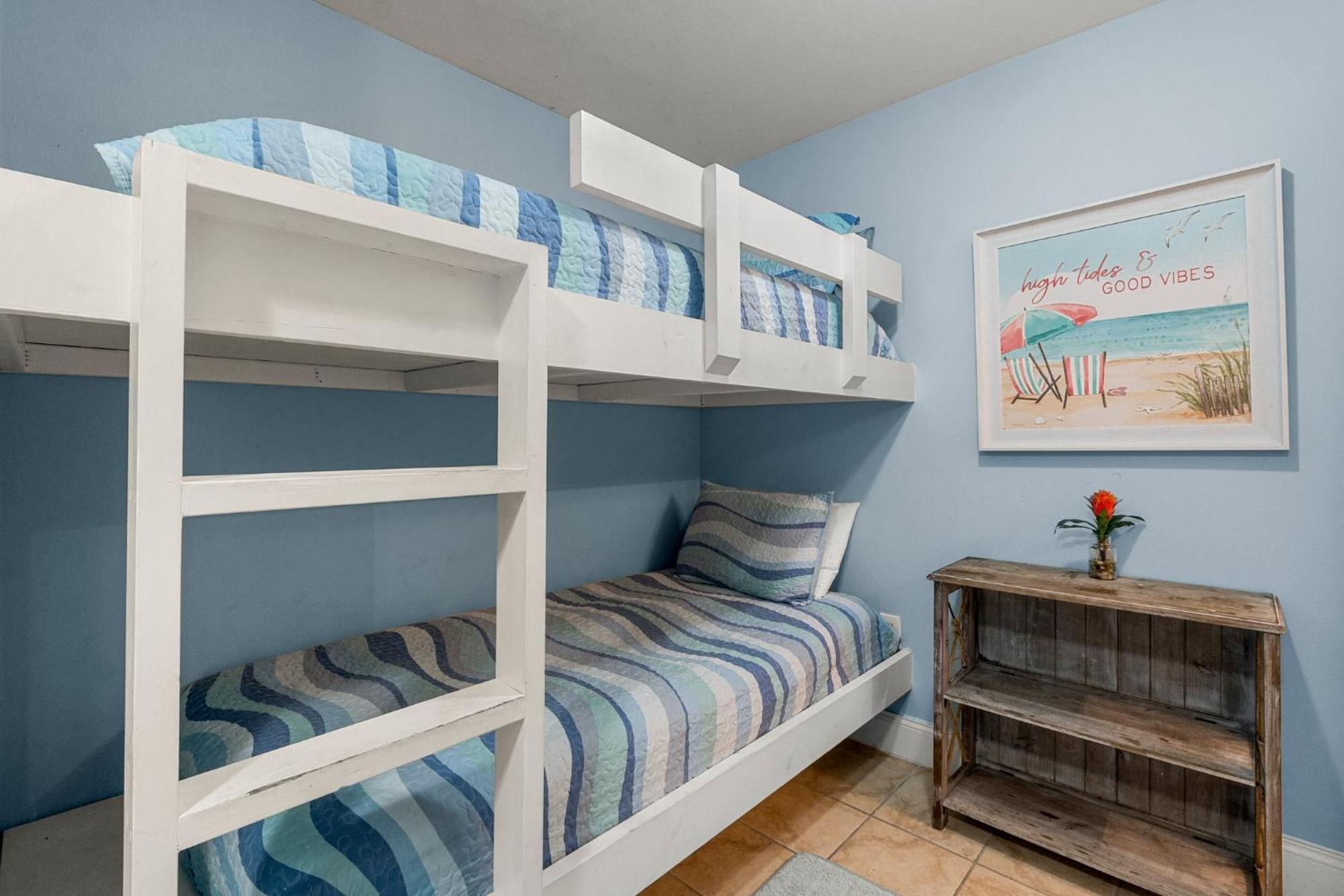 Lovely Floor Condo! Just Steps To The & Restaurants! By Dolce Getaways Pcb