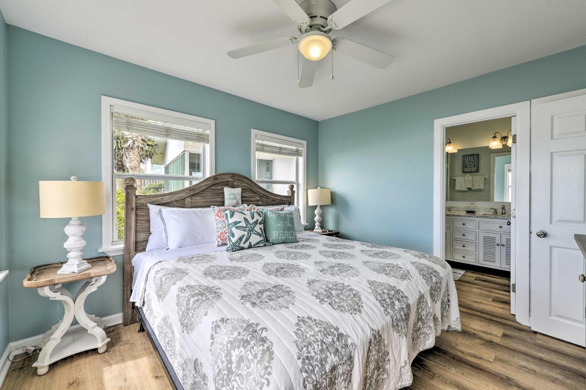 Holiday home Breezy Pcb Retreat With Direct Access!