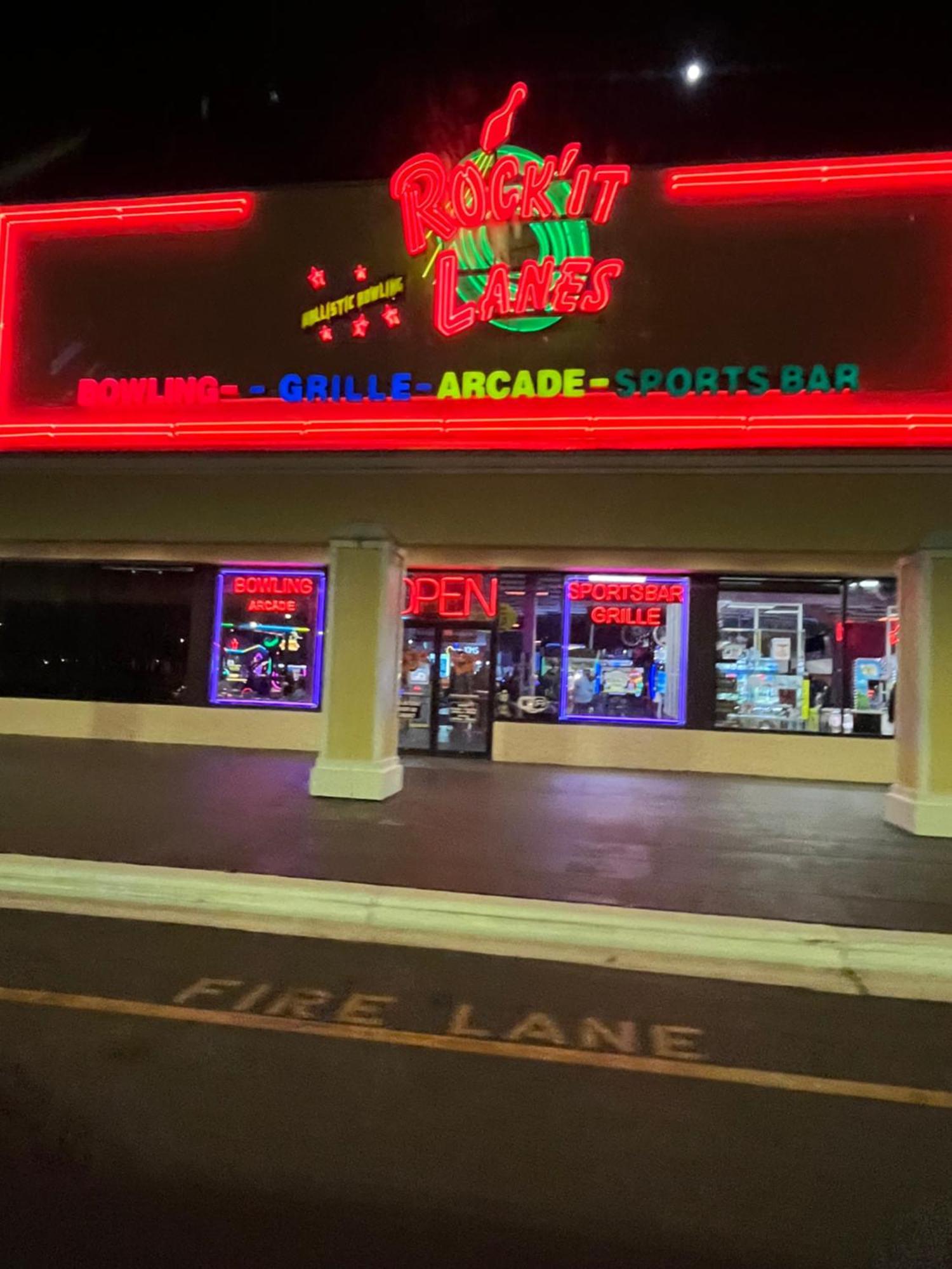 Holiday home Access Close To Walmart, Bowling,skating And Game