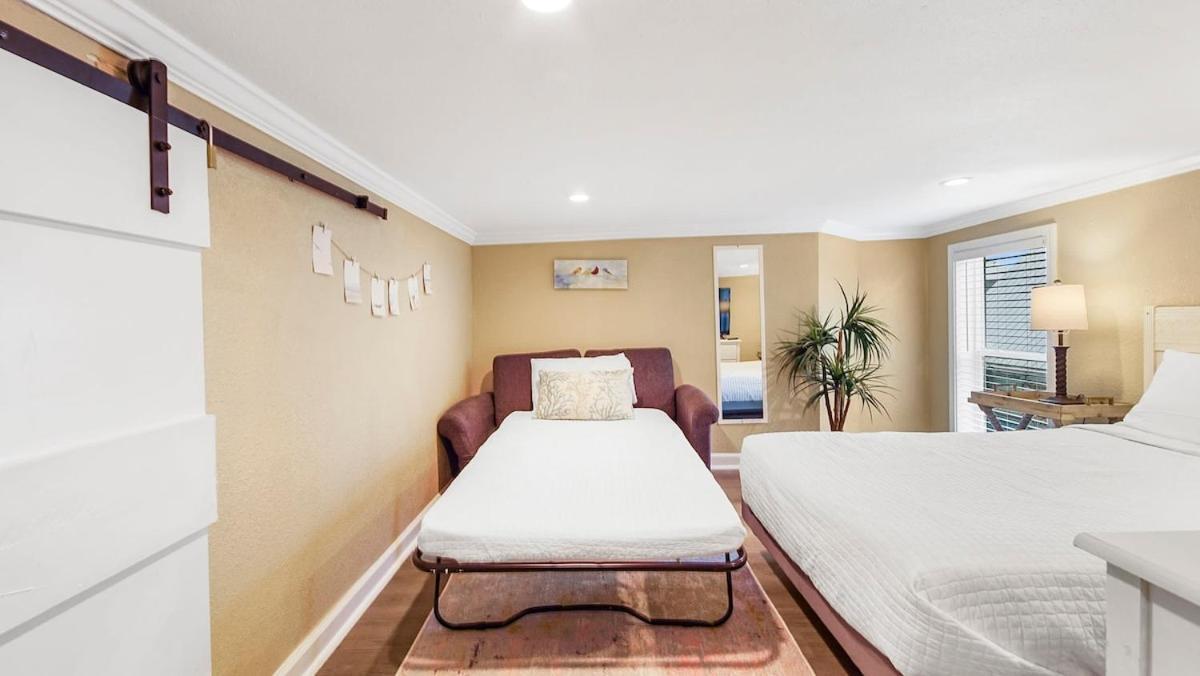 Beachlife Unit B Getaway Sleeps 10 Holiday home *