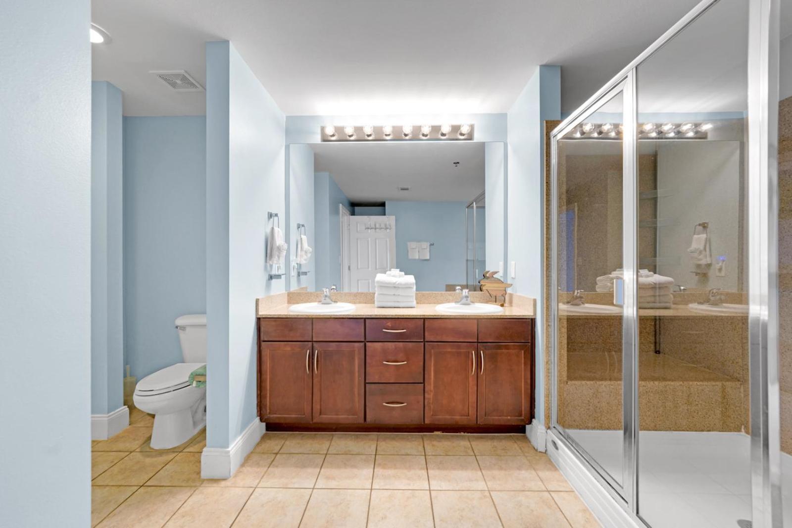 The Blue Turtle At Laketown Wharf Apartment