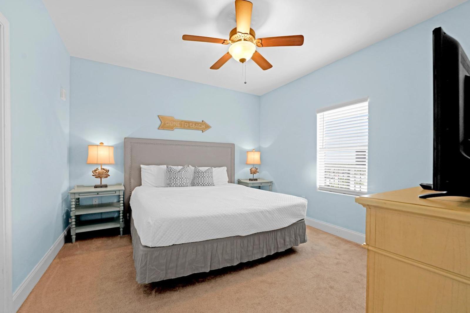 The Blue Turtle At Laketown Wharf Apartment