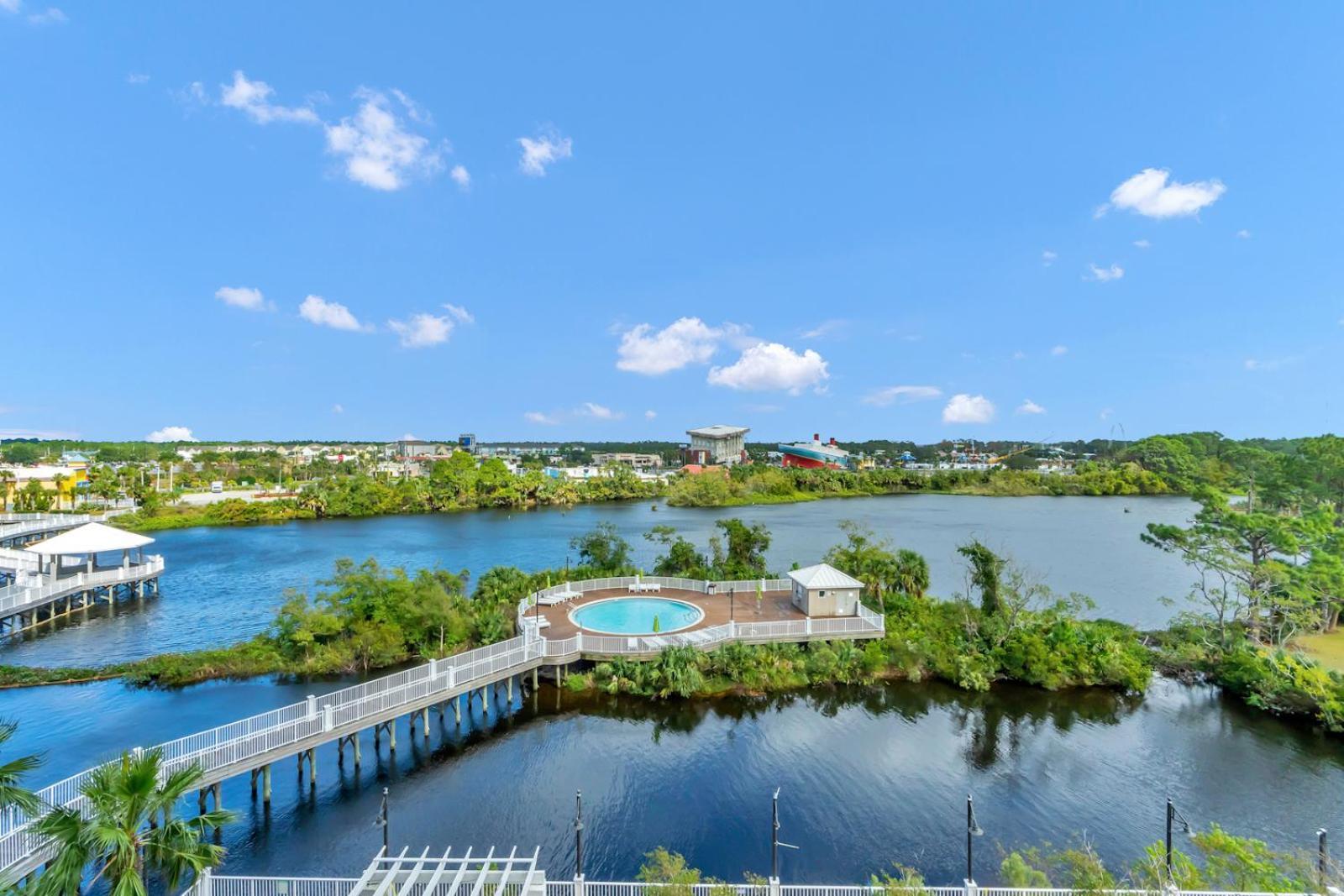 The Blue Turtle At Laketown Wharf Apartment *