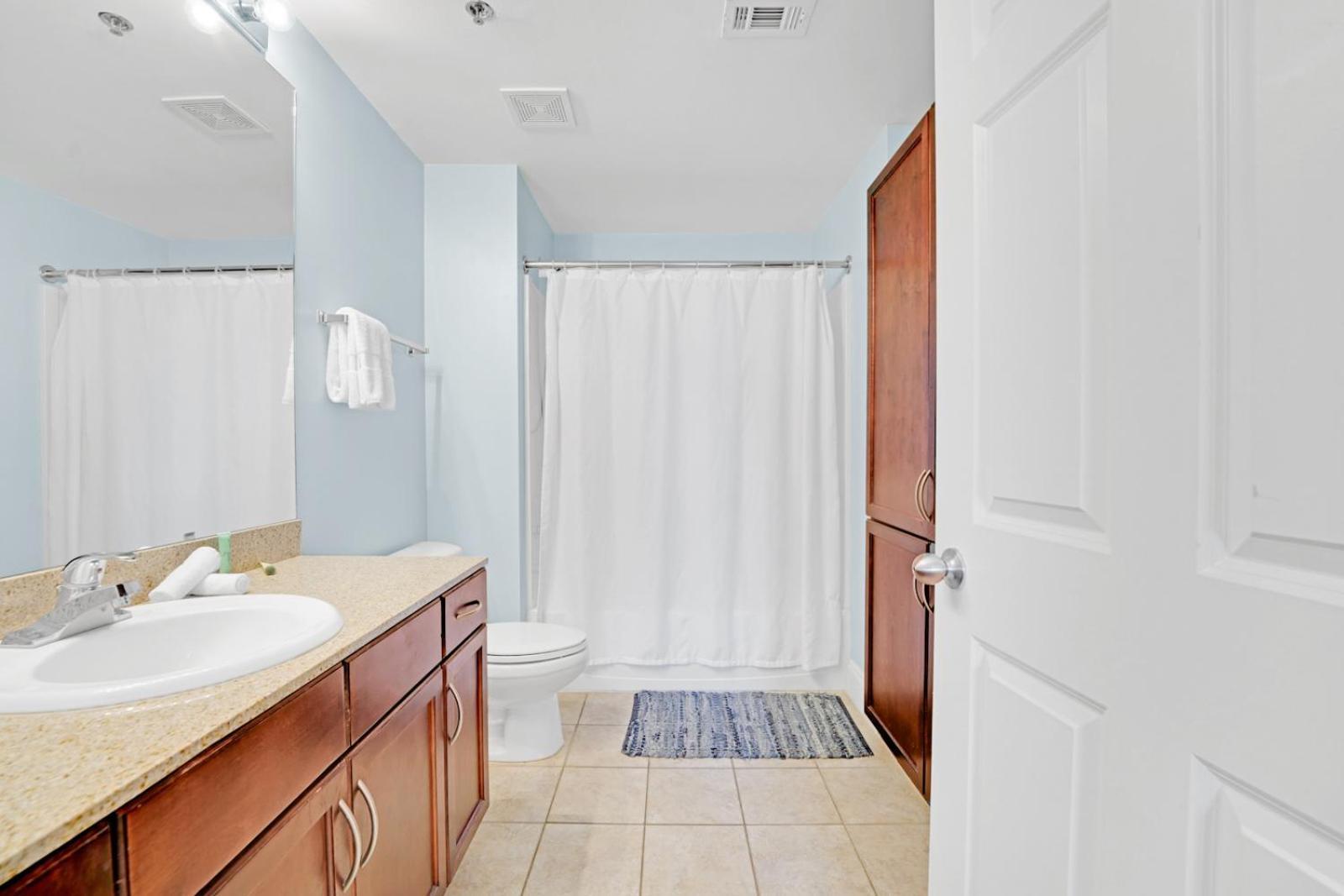 The Blue Turtle At Laketown Wharf Apartment