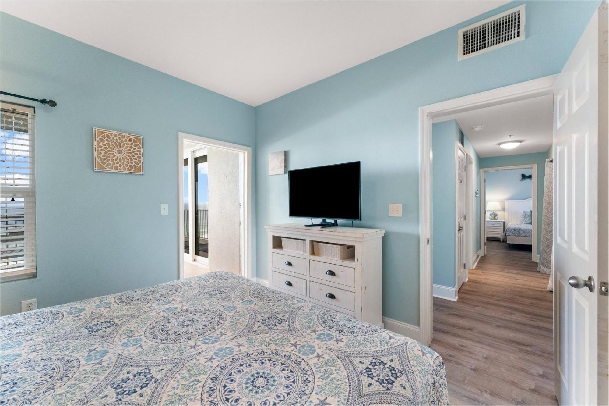 Laketown Wharf 1301 *