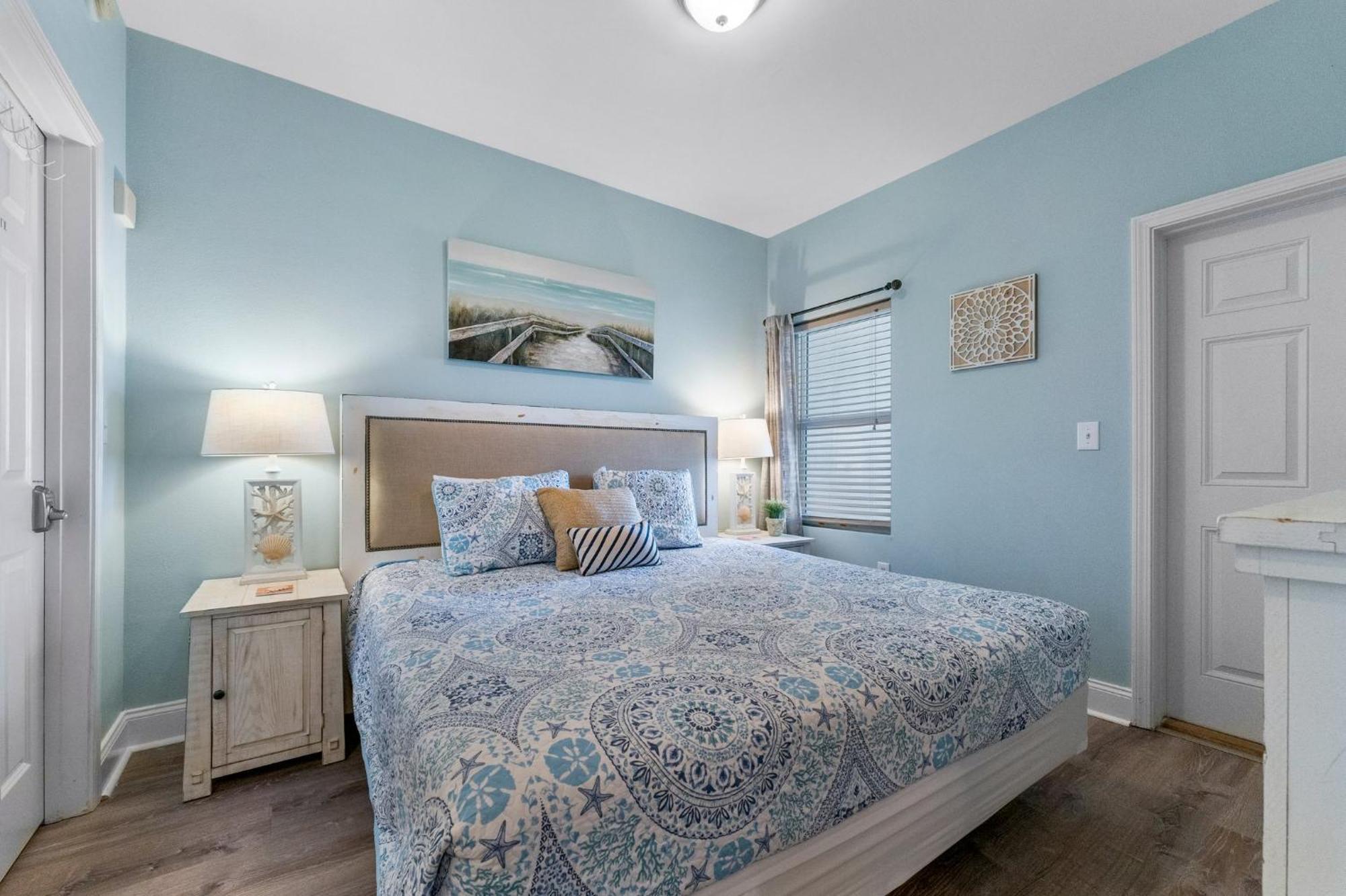 Laketown Wharf 1301 Apartment *