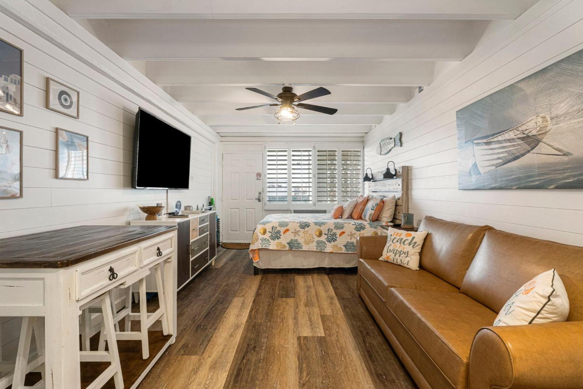 Coastal Vibes At Fontainebleau Terrace #401 By Nautical Holiday home