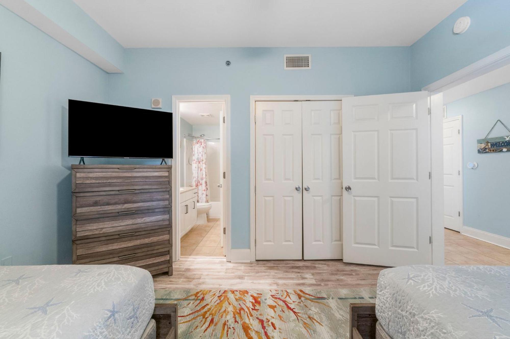Laketown Wharf 1434 Apartment *